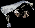 Robert Delaunay earrings : Circles (black), (velvet purse))