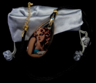 de Lempicka pendant : Woman with Dove (velvet purse)