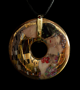 Gustav Klimt Jewellery : Pendant The kiss