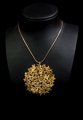 Klimt pendant : Flower Garden (gold finish) (detail 1)