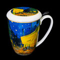 Mug con infusor de té Vincent Van Gogh, La terraza del café por la noche