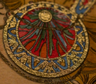 Lámina enmarcada de Alfons Mucha : Pluma (hojas de oro), detalle