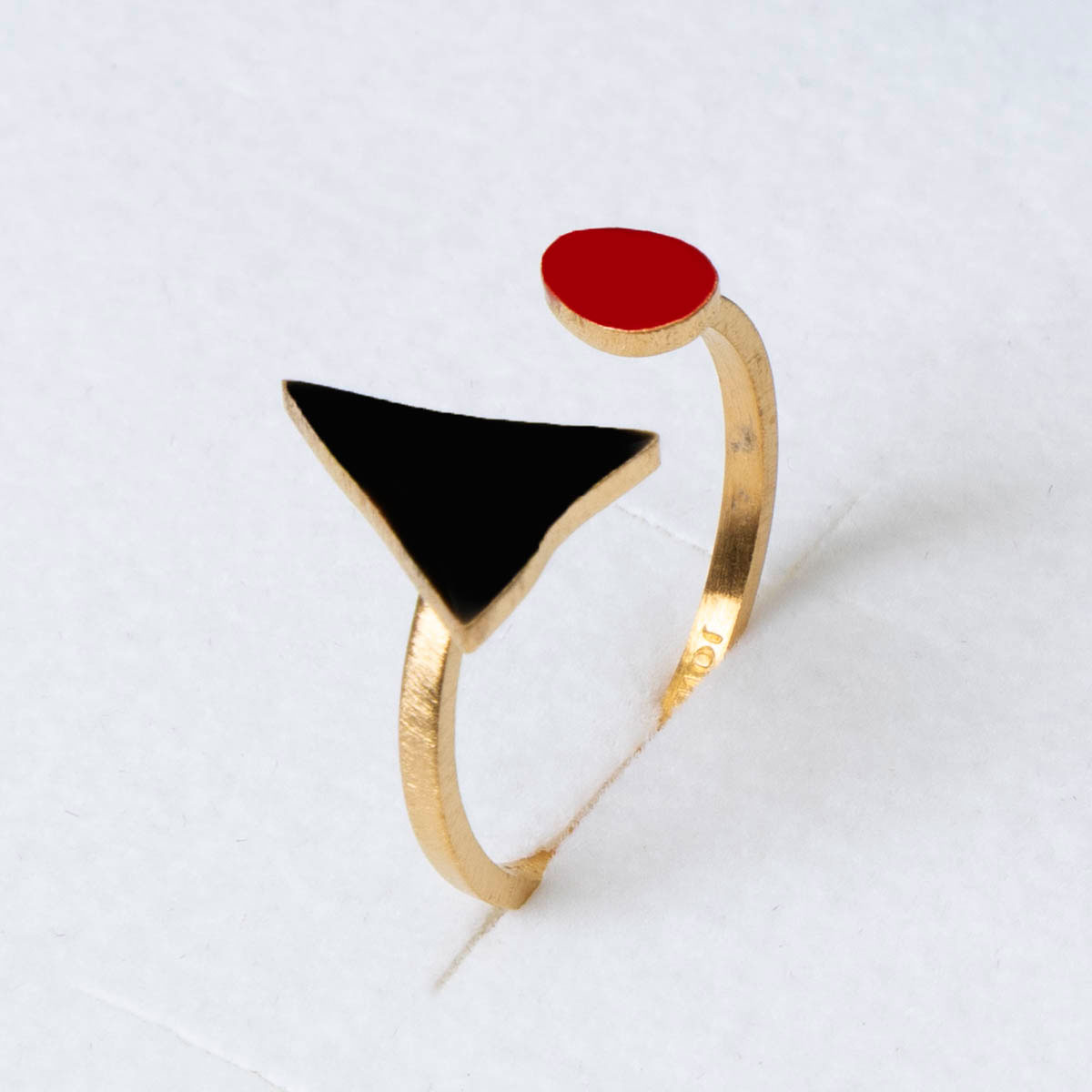 Anello ispirato a Joan Miro: Triangolo nero (dettaglio n°1)