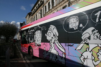 Angouleme - Un bus aux couleurs du Festival