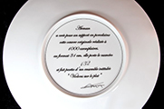 Assiette en porcelaine Arman (Fernandez) : Violons sur le plat II (gris) (détail 1)