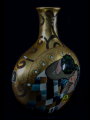 Gustav Klimt porcelain vase with gold foil : The kiss, detail n°3