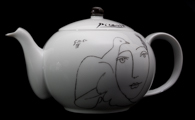 Set à thé : Théière & Mugs Pablo Picasso en porcelaine : Visage de la Paix, détail n°1